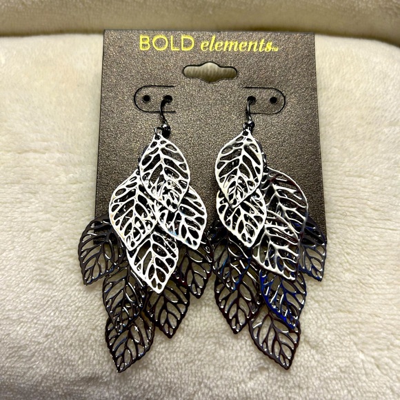 BOLD elements Jewelry - Bold elements, multi layer, leaf fish, hook, dangle earrings
